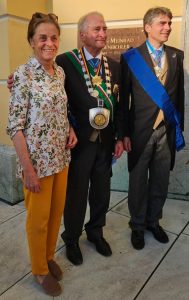 Mutter, Vater und Sohn nach der feierlichen Übergabe.